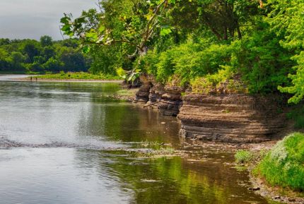 Cliffs and Kankakee River in HDR