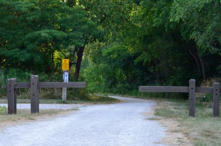 Entrance to Moraine Hills Trail from Pine Marsh parking area