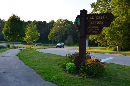Oak Creek Parkway sign