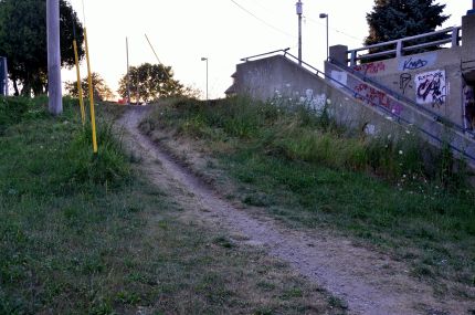 Rugged path to cross bridge to Simmins Island