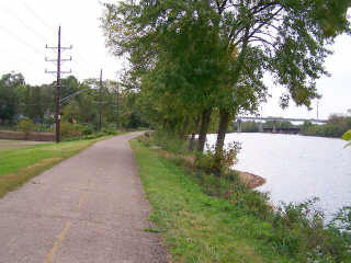 Coming into Elgin on Fox River Trail